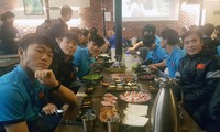 U23 Việt Nam thưởng thức BBQ tại một nhà hàng Hàn Quốc tại Thường Châu. Ảnh: VFF