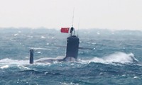 Chiếc tàu ngầm hạt nhân của Trung Quốc nổi lên gần quần đảo Senkaku/Điếu Ngư gần đây. Ảnh: Japan Times.