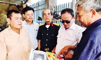Họ vui mừng khi hay tin đồng đội là ông Nam Lai được nhà nước tặng danh hiệu Anh hùng lực lượng vũ trang nhân dân.