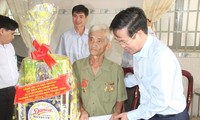 Ông Võ Văn Thưởng tặng quà cho thương binh Nguyễn Trung Bình. Ảnh: M.T.