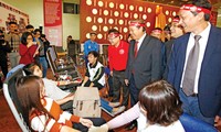 Phó Thủ tướng thường trực Chính phủ Trương Hòa Bình, Ủy viên Bộ Chính trị, Chủ tịch Ủy ban An toàn Giao thông Quốc gia thăm hỏi và động viên sinh viên tham gia hiến máu tại Chủ nhật đỏ. Ảnh: Như Ý.
