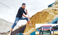 Thầy Nguyễn Tuấn Anh (trường THCS Nguyễn Thị Minh Khai, xã Krông Búk, huyện Krông Pắk) bị thôi việc gần 1 năm nay, phải đi phụ xe chở cát kiếm sống. Ảnh: Vũ Long.