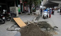 Vỉa hè đường Trần Phú (Hà Đông) bị hư hỏng phải sửa chữa đợt tháng 11/2017. Ảnh: Trường Phong.