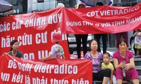 Cư dân phản đối chủ đầu tư Vietradico về tranh chấp chung cư. Ảnh: Anh Tuấn.
