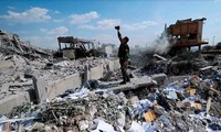 Một người lính Syria khảo sát đống đổ nát của một cơ sở nghiên cứu khoa học sau khi Mỹ, Anh và Pháp không kích hôm 14/4. Ảnh: AP