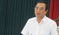 Ông Văn Hữu Chiến đối thoại với người dân quận Cẩm Lệ về đất đai tháng 9 năm 2014. Ảnh: Nam Cường.