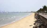 Bãi biển dọc tuyến đường biển Nguyễn Tất Thành đang được Đà Nẵng tính đến lấn biển phát triển kinh tế.