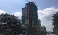 Công trình xây dựng tòa nhà 17 tầng của Triệu Ký Voòng vắng lặng, không người thi công. Ảnh chụp ngày 18/5. Ảnh: Duy Chiến.