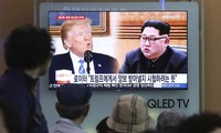 Người dân Hàn Quốc xem chương trình tin tức về Tổng thống Mỹ Donald Trump và nhà lãnh đạo Triều Tiên Kim Jong-un trên màn hình tại một ga tàu ở Seoul.