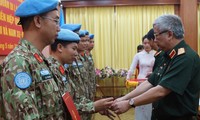 Thượng tướng Nguyễn Chí Vịnh trao quyết định của Chủ tịch nước cho 7 sĩ quan đi làm nhiệm vụ GGHB Liên Hợp Quốc.