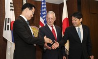 Cuộc gặp ba bên đầu tiên giữa ba Bộ trưởng Quốc phòng Mỹ, Nhật Bản, Hàn Quốc kể từ tháng 10 năm ngoái. Ảnh: Strait Times.