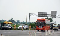  CSGT dừng xe xử lý vi phạm đầu tuyến cao tốc Nội Bài - Lào Cai. Ảnh: Sỹ Lực.