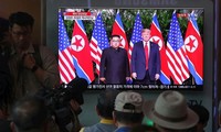 Người dân Hàn Quốc theo dõi cuộc gặp Trump-Kim trên truyền hình tại một nhà ga​. Ảnh chụp ngày 12/6 (Getty Images).