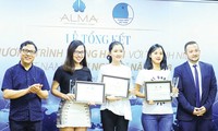 Ba cô gái giành học bổng đến Quốc gia khởi nghiệp Israel từ trái qua: Tâm Anh, Phương Đông và Quỳnh Nga. Ảnh: Xuân Tùng.
