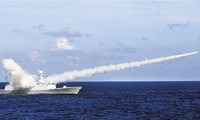 Tàu Trung Quốc diễn tập bắn tên lửa trên biển Đông. Ảnh: AP.