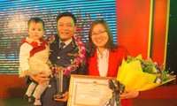 Ðại úy Nguyễn Thế Duyệt cùng vợ và con gái tại lễ trao Giải thưởng Gương mặt trẻ tiêu biểu toàn quân 2017,tháng 3/2018. Ảnh: Nguyễn Minh.
