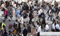 Ngày càng có nhiều phụ nữ Nhật ra ngoài làm việc, đàn ông chia sẻ gánh nặng gia đình với vợ. Ảnh: AP.