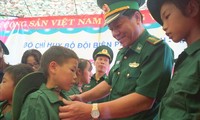 Ðại tá Văn Ngọc Quế, Phó Chủ nhiệm Chính trị BÐBP động viên các “chiến sĩ nhí” tại lễ xuất quân, sáng 20/7.