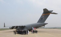 Chiếc máy bay vận tải C-17 Globemaster chở theo hài cốt lính Mỹ hạ cánh xuống căn cứ Osan ở Hàn Quốc.