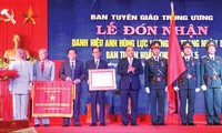 Thủ tướng Nguyễn Xuân Phúc trao tặng danh hiệu Anh hùng lực lượng vũ trang nhân dân cho Ban Tuyên huấn khu ủy khu V.