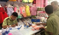 Lực lượng QLTT kiểm tra hàng hóa tại một cửa hàng Con Cưng. Ảnh: H.T.