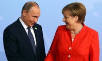 Mỹ muốn cấm vận trừng phạt Nga, nhưng Moscow có vũ khí rất hữu hiệu là khí gas. Trong ảnh: Tổng thống Nga Vladimir Putin và Thủ tướng Ðức Angela Merkel. Ðức phụ thuộc nhiều vào nguồn cung khí gas từ Nga. Ảnh: Sputnik