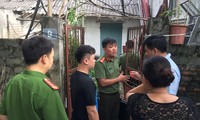 Công an khám xét nơi ở của bị can Ðỗ Mạnh Tuấn, Phó hiệu trưởng trường THPT - THCS dân tộc nội trú huyện Lạc Thủy. Ảnh: Nguyễn Hoàn.