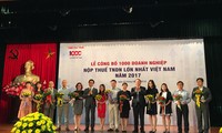 Lãnh đạo VCCI và Tổng cục Thuế trao kỷ niệm chương và hoa cho các DN trong bảng xếp hạng 1.000 DN nộp thuế TNDN nhiều nhất năm 2017. Ảnh: Tuấn Nguyễn.