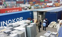 Hàng nghìn container phế liệu đang tồn đọng tại cảng biển ở TPHCM. Ảnh: Ngô Bình.