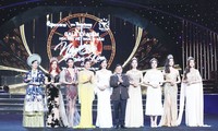 TBT, trưởng ban tổ chức Lê Xuân Sơn và bà Phạm Kim Dung phó ban tổ chức trao kỷ niệm chương cho 8 Hoa Hậu có mặt trong đêm Gala