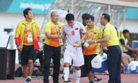HLV Park Hang Seo hỏi thăm động viên tiền vệ Hùng Dũng sau khi anh dính chấn thương ở trận đấu với Olympic Nhật Bản. Ảnh: VSI.