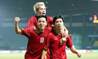 Các cầu thủ Olympic Việt Nam ăn mừng bàn thắng trước Bahrain.