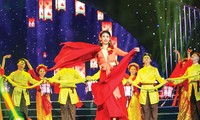 Ca sĩ, Hoa hậu Hà Kiều Anh trình diễn cùng vũ đoàn tại Gala 30 năm Hoa hậu Việt Nam.