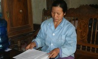  Bà Nguyễn Thị Mai, vợ tử tù Hàn Đức Long, bên tập hồ sơ kêu oan cho chồng