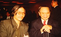 Tác giả với GS Trần Văn Khê tại Paris 5/2000