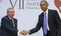 Chủ tịch Cuba Raul Castro (trái) bắt tay Tổng thống Mỹ Barrack Obama trong cuộc gặp tại Panama hồi tháng 4.