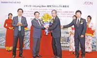 Ngày 28/10, Chủ tịch UBND thành phố Hà Nội Nguyễn Thế Thảo (bên trái) tặng hoa chúc mừng chủ đầu tư Trung tâm thương mại Aeon Mall Long Biên đã hoàn thành dự án và đưa vào hoạt động đúng tiến độ. Ảnh: Như ý