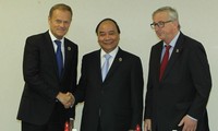 Sáng 27/5, tại Nhật Bản, Thủ tướng Nguyễn Xuân Phúc gặp Chủ tịch Ủy ban châu Âu Jean-Claude Juncker và Chủ tịch Hội đồng châu Âu Donald Tusk. Ảnh: TTXVN