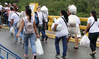 Phụ nữ Venezuela sang Colombia mua nhu yếu phẩm. Ảnh: laopinion.com.