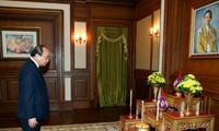 Thủ tướng Nguyễn Xuân Phúc xúc động trước di ảnh của Nhà vua Thái Lan Bhumibol Adulyadej. Ảnh: TTXVN