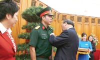 Thủ tướng Nguyễn Xuân Phúc gắn tặng huân chương Lao động hạng Nhất cho Hoàng Xuân Vinh hồi tháng 8/2016. Ảnh: Như Ý