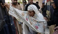Cảnh sát Pakistan áp giải Parveen Bibi, người mẹ thiêu sống con bị kết án tử hình.