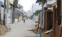 Người dân tự nguyện “bóp” sân nhà chật lại, bỏ tiền túi xây lại tường rào, cổng ngõ để nới hẻm 227 thành con đường rộng 5,5m. Ảnh: Thanh Trần
