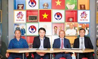 HLV Park Hang-seo (thứ 2 từ phải qua) và lãnh đạo VFF tại Hàn Quốc.