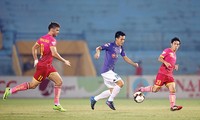 Sau thời gian nâng cấp, mặt sân Hàng Đẫy hiện được đánh giá là một trong những mặt sân đẹp nhất Việt Nam, đảm bảo cho các cầu thủ phô diễn trình độ kỹ thuật cá nhân. Ảnh: VSI.
