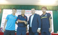 HLV Mai Đức Chung (thứ 2 bên trái) và đồng nghiệp bên phía ĐT Campuchia cùng đội trưởng 2 đội trong cuộc họp báo trước trận đấu. Ảnh: VSI.