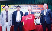 HLV Park Hang Seo (thứ 2 bên phải) tại lễ ký hợp đồng làm HLV trưởng các ĐTQG Việt Nam. Ảnh: VSI.