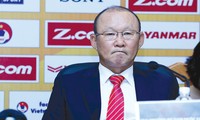 HLV Park Hang Seo chỉ có trách nhiệm dẫn dắt các ĐTVN thi đấu tốt chứ không thể gánh trách nhiệm “nâng tầm” bóng đá Việt thay VFF. Ảnh: VSI.