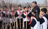 Chủ tịch Trung Quốc Tập Cận Bình tham gia trồng cây với học sinh Bắc Kinh ngày 29/3. Ảnh: Xinhua.