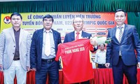 HLV Park Hang Seo (thứ 2 bên phải) sẽ cùng U23 VN đối đầu đội bóng quê hương ngay ở giải đấu đầu tiên dẫn dắt các ĐTQG Việt Nam. Ảnh: VSI.